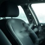 Zapach wilgoci w samochodzie – najczęstsze źródła (klimatyzacja, nieszczelności, zalanie, tapicerka)
