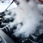 Samochód kopci przy odpalaniu: kiedy to para wodna, a kiedy sygnał poważnej usterki